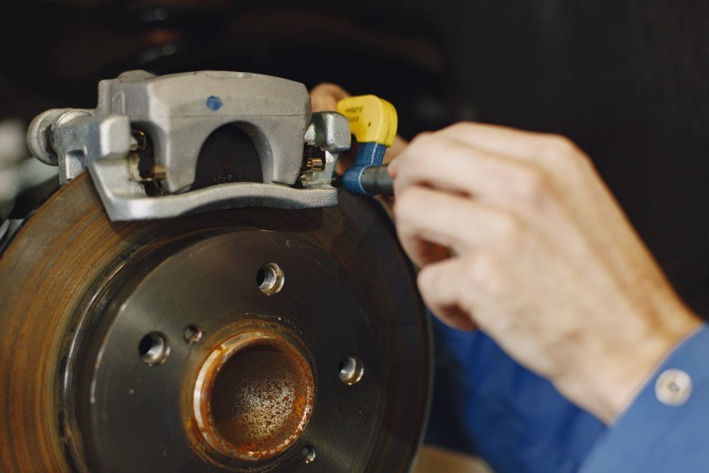 Brake pad warning signs: worn brake pad wear indicator