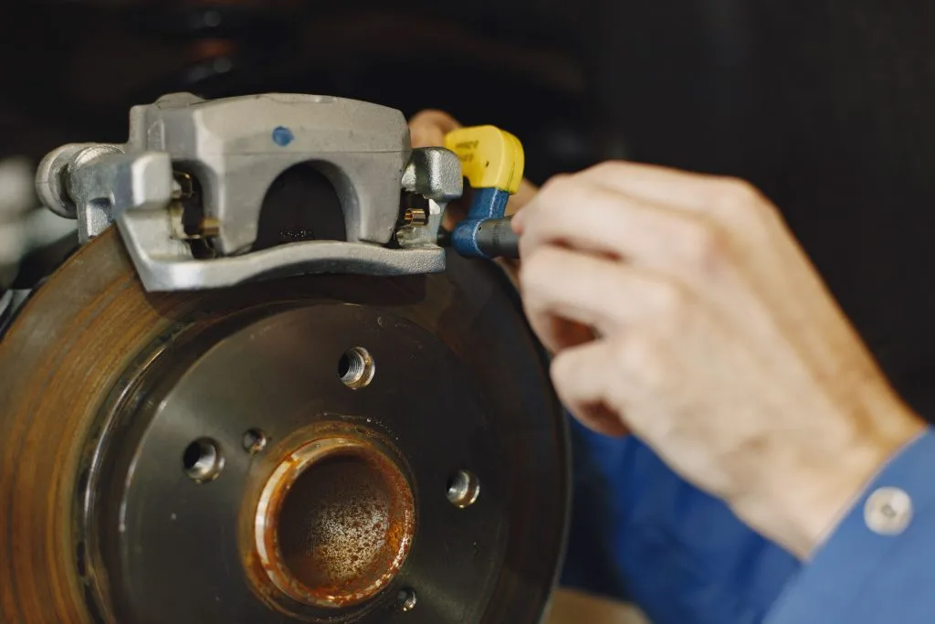 Brake pad warning signs: worn brake pad wear indicator
