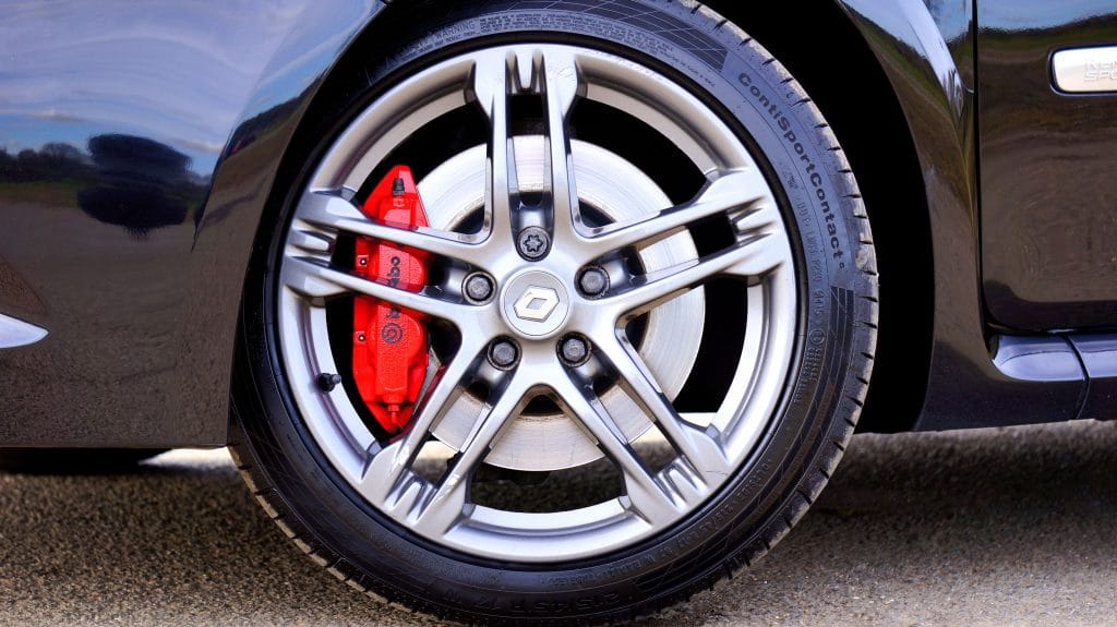 Brake pad warning signs: mechanic inspecting brake pads